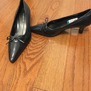 Never worn Liz Claiborne navy pumps