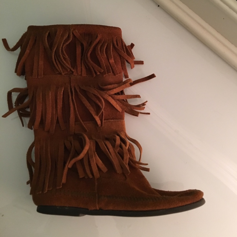 Minnetonka fringe boots size6