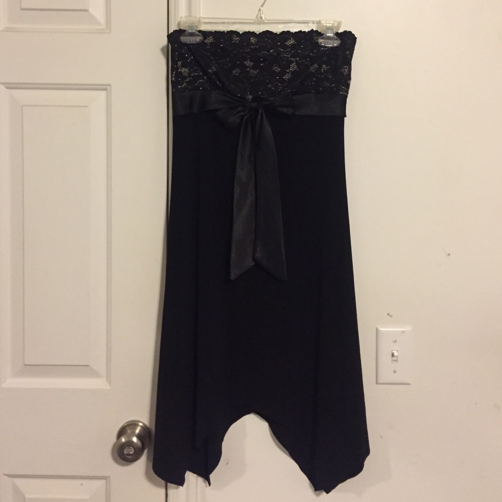 Strapless dress, lace detail and bow