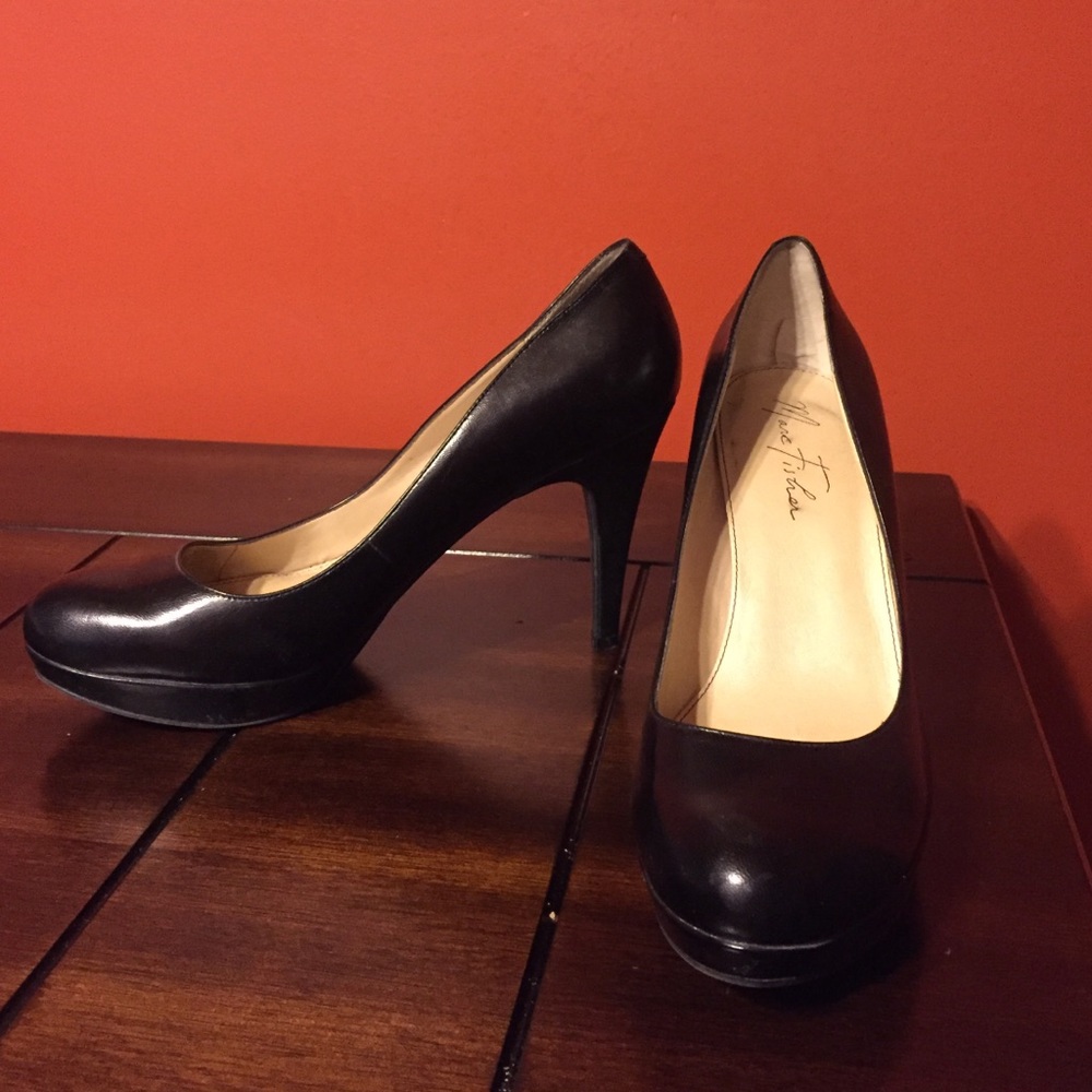 Black pumps