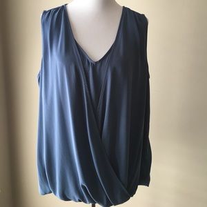 SLEEVELESS V-NECK TOP. SALE.