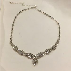 Beautiful crystal/ rhinestone necklace!