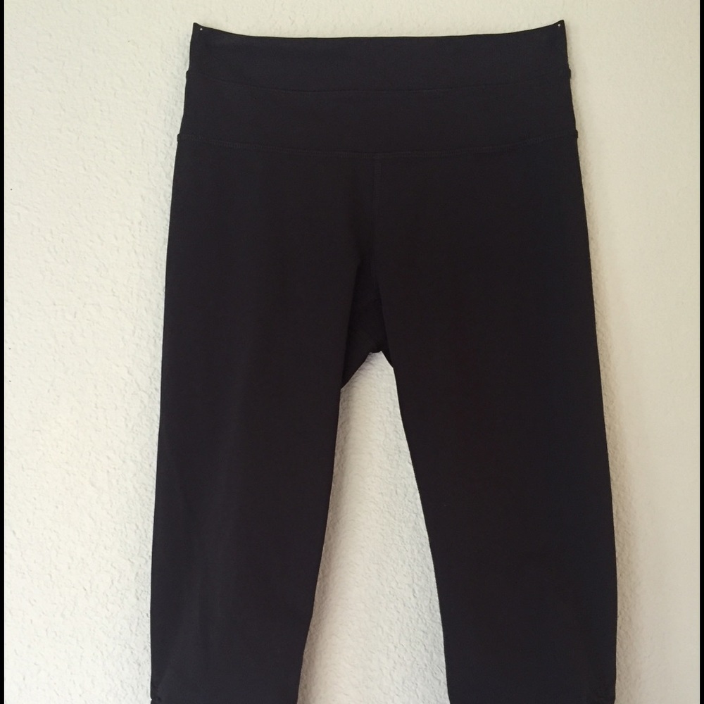 Lululemon Black Capri w gathered key hole detail.