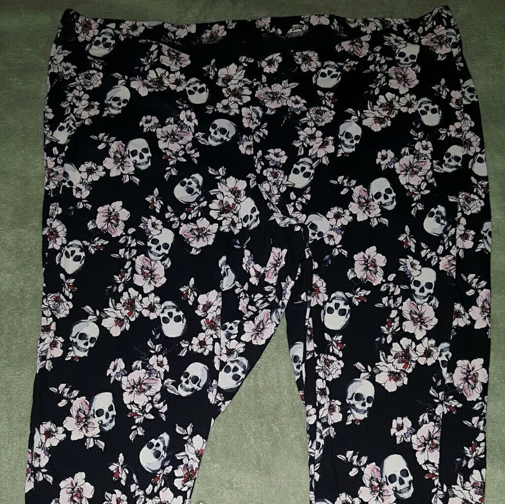 🎉🌟SOLD SOLD SOLD🎉🌟NWOT Skull and Flowers