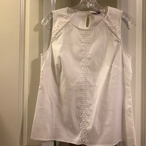 White vineyard vines top