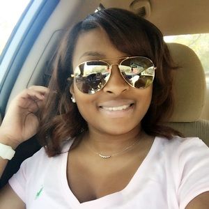 Meet your Posher, Alexis