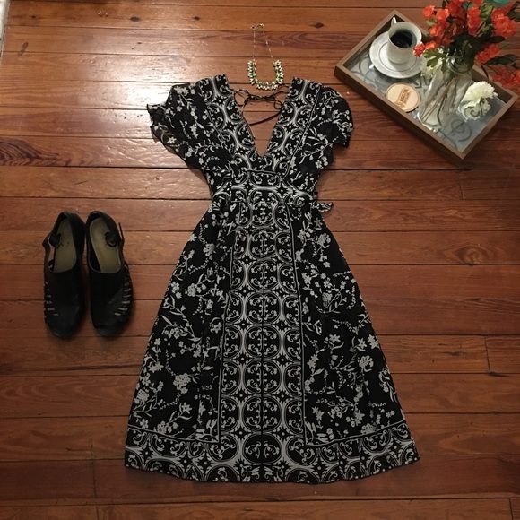 White House Black Market Dresses & Skirts - WHBM silk white and black print dress sz 2