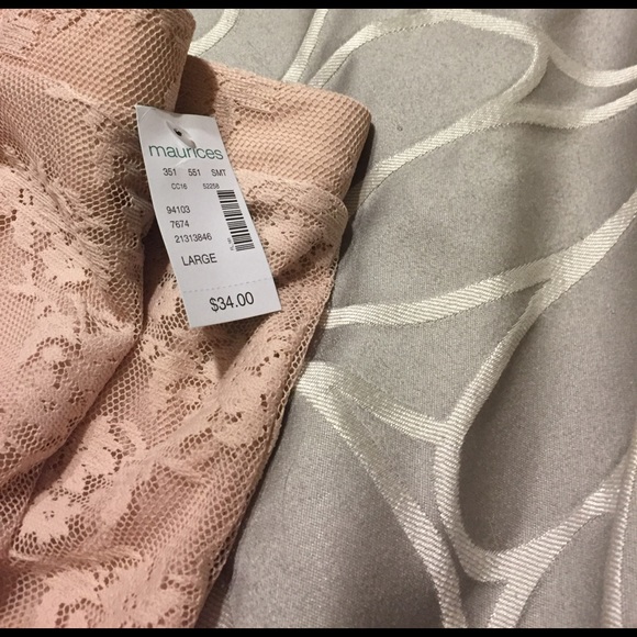 Soft light pink lace pencil skirt. - Picture 3 of 3