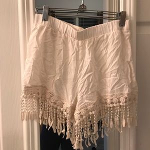 Beige shorts with fringes