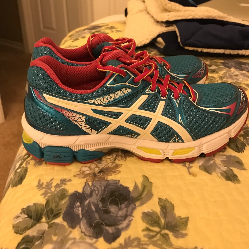 Asics Gel Exhalt 2 shoes, dog not included 😂