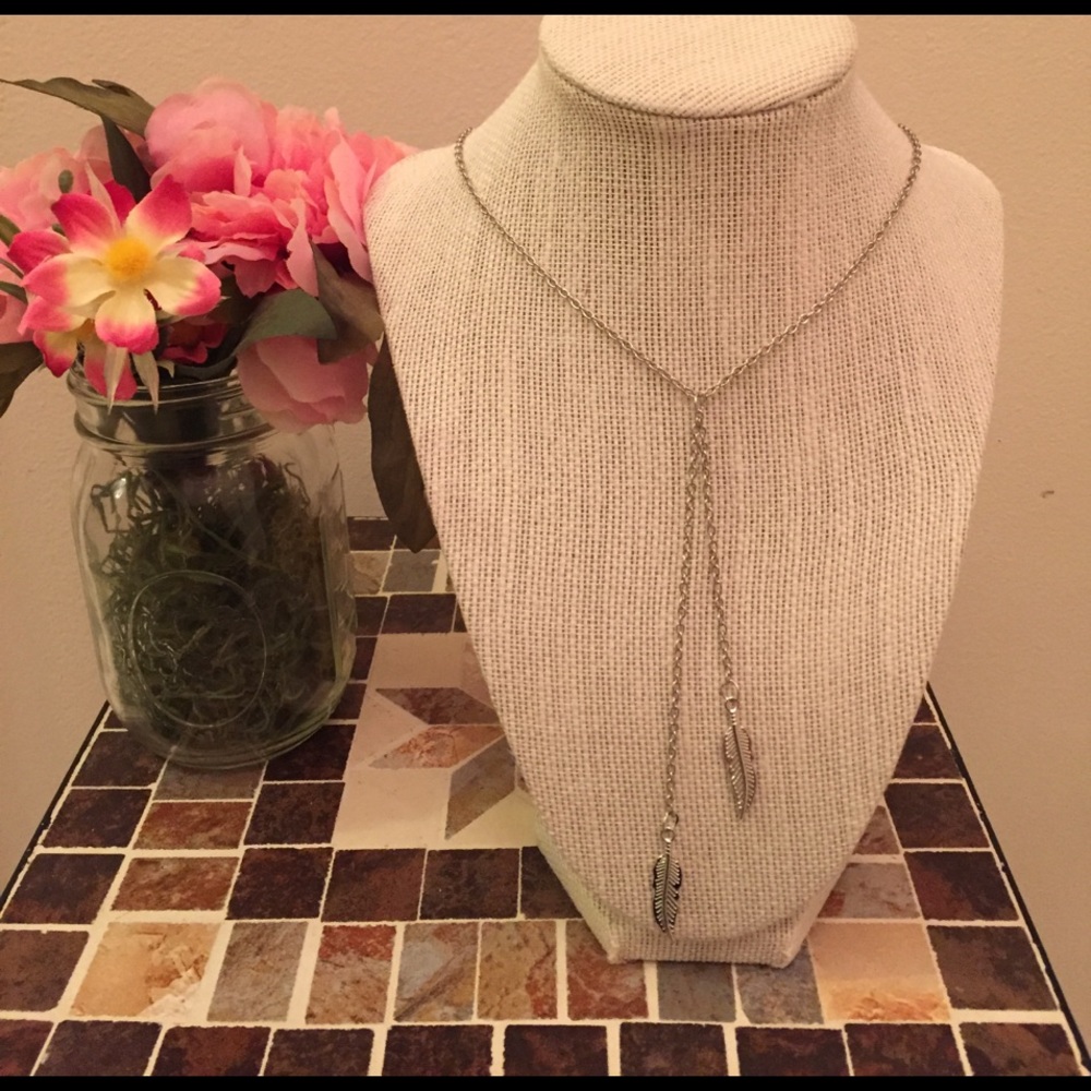 Tear drop style feather silver necklace✨