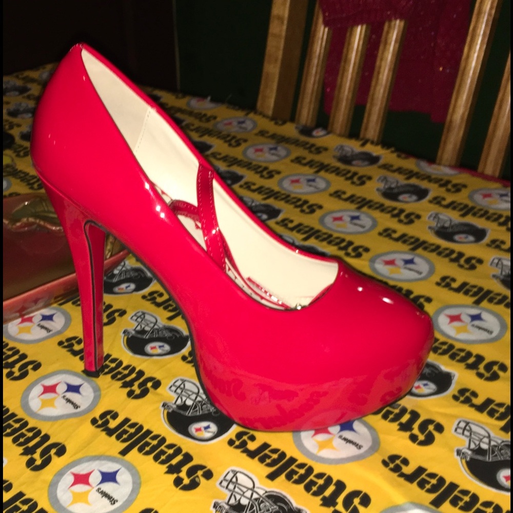 Beautiful red high heels by ochenta.