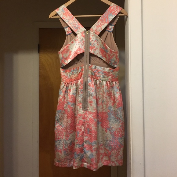 Flowery dress with a fun back! - Picture 2 of 3