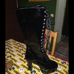 Beautiful black boots by Funtasma