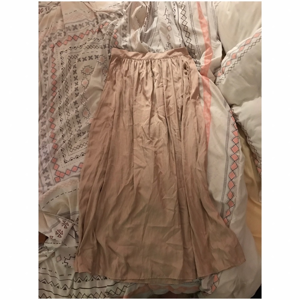 silky blush American eagle skirt!