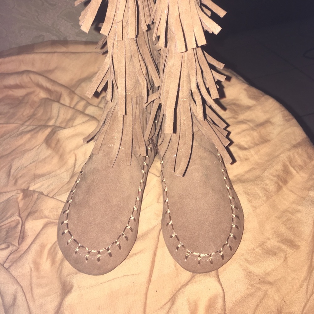 Toddler fringe boots