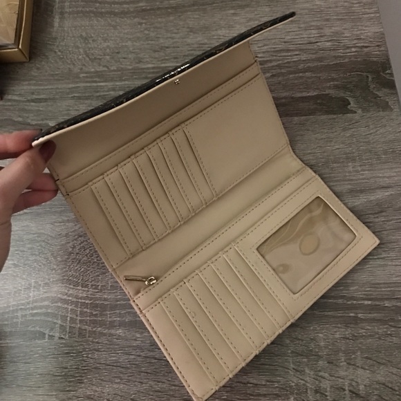 Guess wallet - Picture 2 of 3