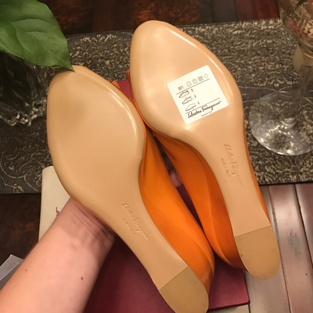 New authentic Salvatore Ferragamo wedges - Picture 4 of 4