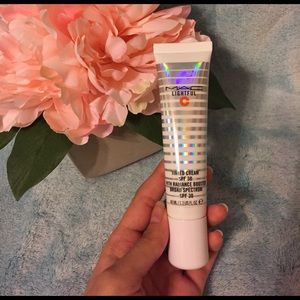 MAC Lightful C Tinted Cream Medium
