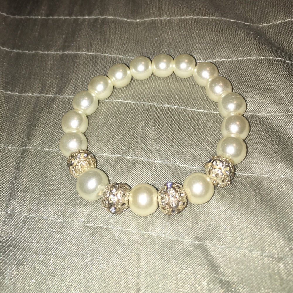 Stretch Pearl and gold bead bracelet