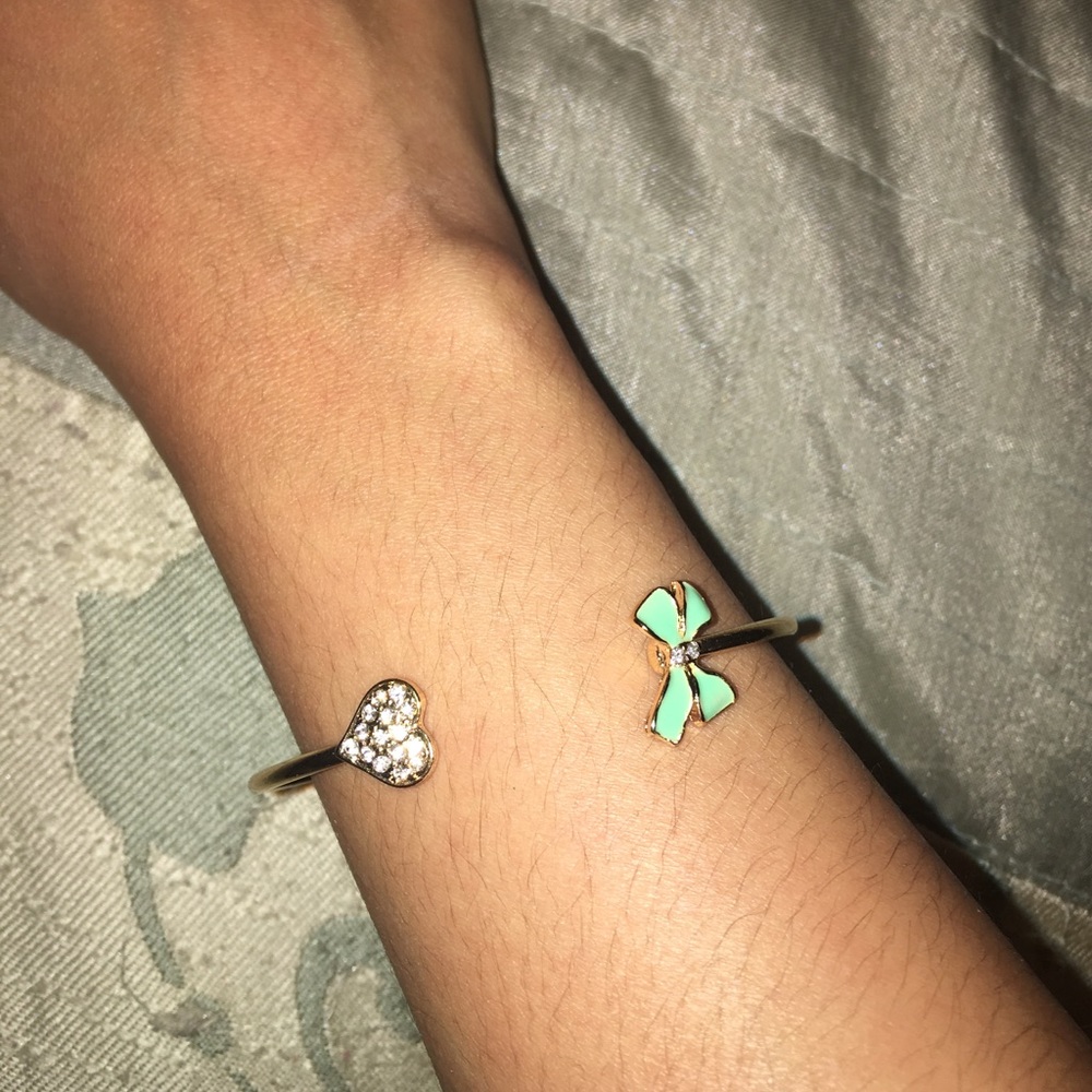 Gold heart and bow bangle