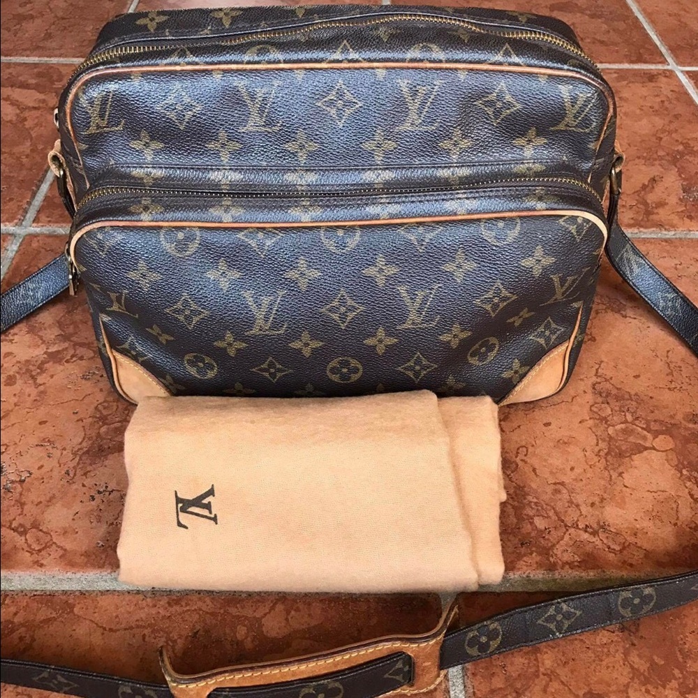 SOLD!! AUTHENTIC LV BAG. 🍷SALE🍾🍷