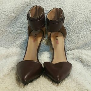 Shoes, pumps. Never worn