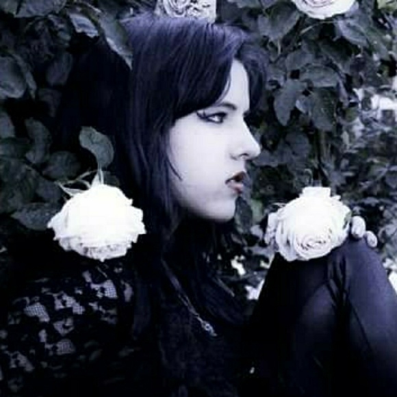 Meet your Posher, Julie - Picture 2 of 3