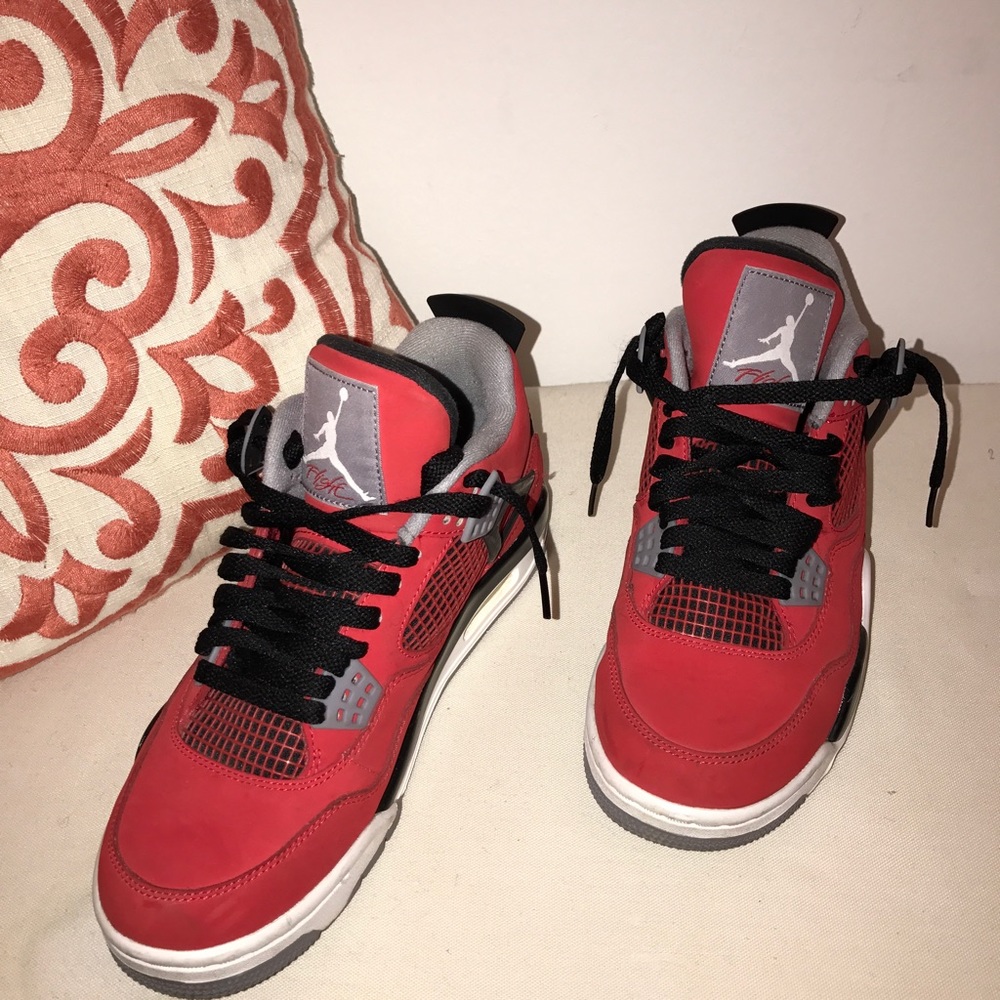 Air Jordans Retro 4s Toro Bravo