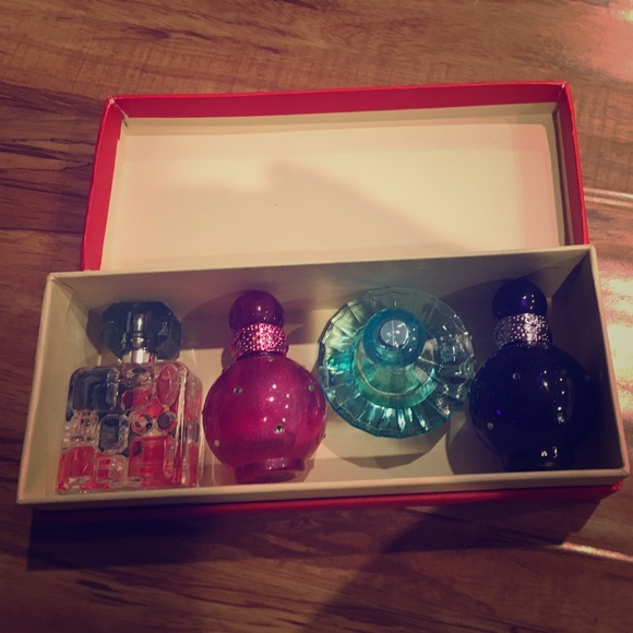 Brittany Spears Mini 4 Pack of Perfumes - Picture 1 of 2