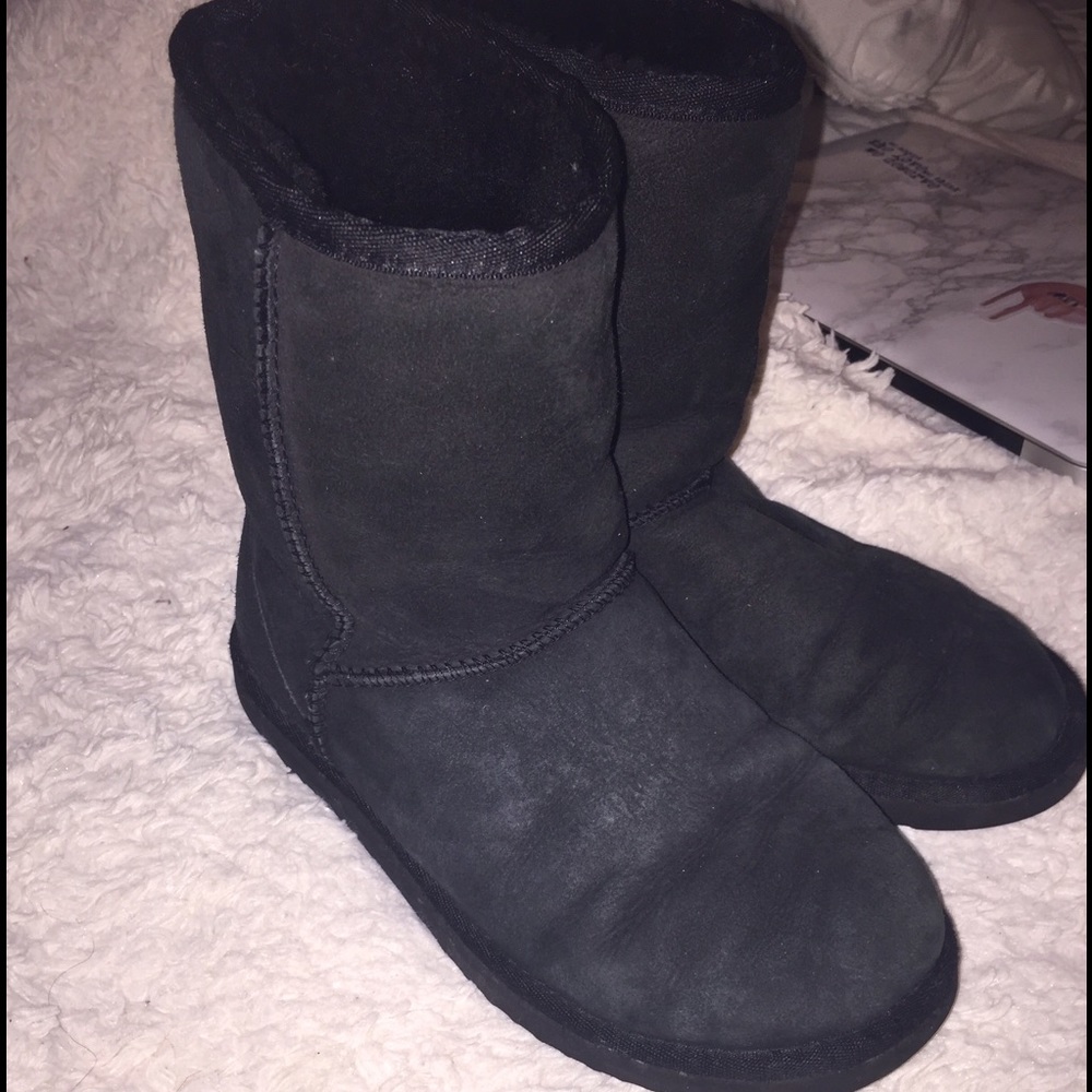 Ugg - short size 6 W