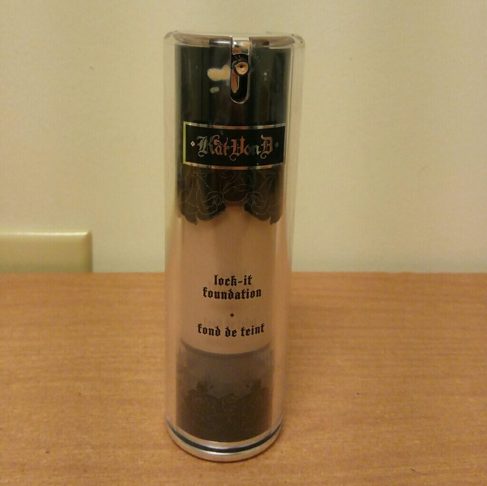 Kat Von D foundation (shade:light 46)