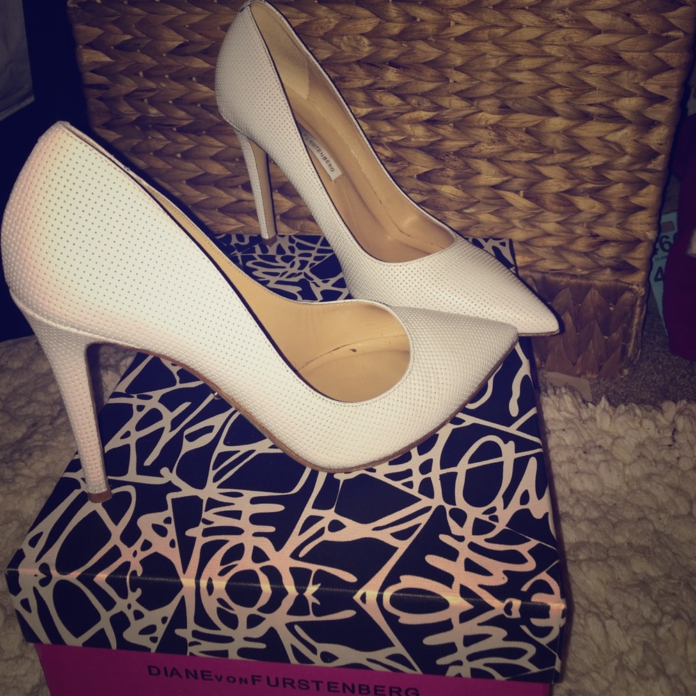 DVF Annette Perforated Leather Pump!