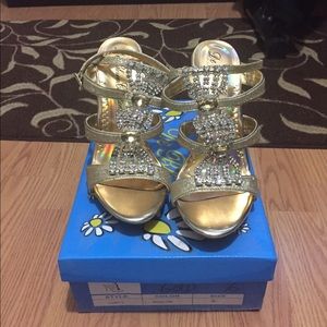 De Blossom Collection Golden with Ringstone heels