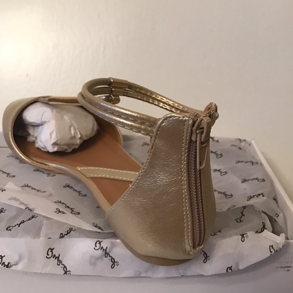 💕NIB💕 Champagne T-Strap Flats - Picture 3 of 3
