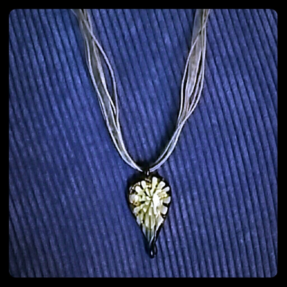 Pretty Glass Flower Pendant Necklace