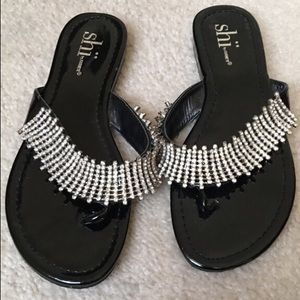 6 medium women's black Shi by Journeys sandals