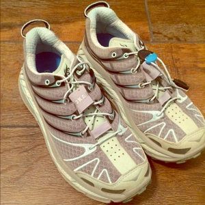 Hooka one one women's size 7 running shoe New!