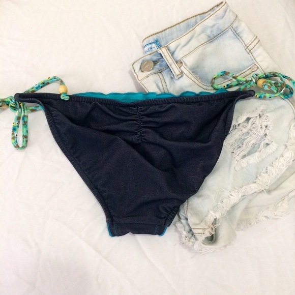 Cute Ruffled Bikini 👙 - Picture 4 of 5