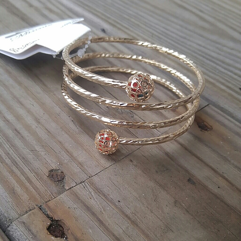 Metal bangle bracelet