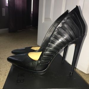 L.A.M.B Nydia Black Pumps