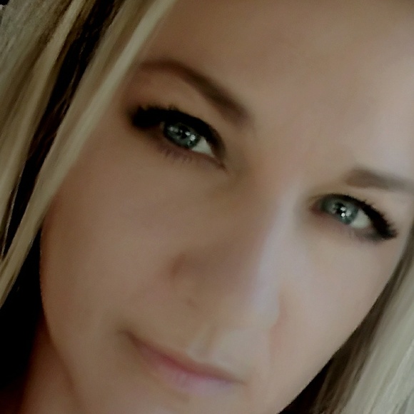 Meet your Posher, Emily - Picture 2 of 4