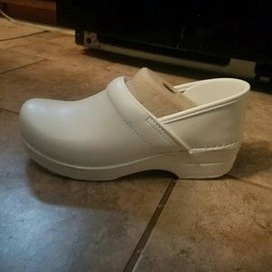 Bnwt Dansko all white leather clogs