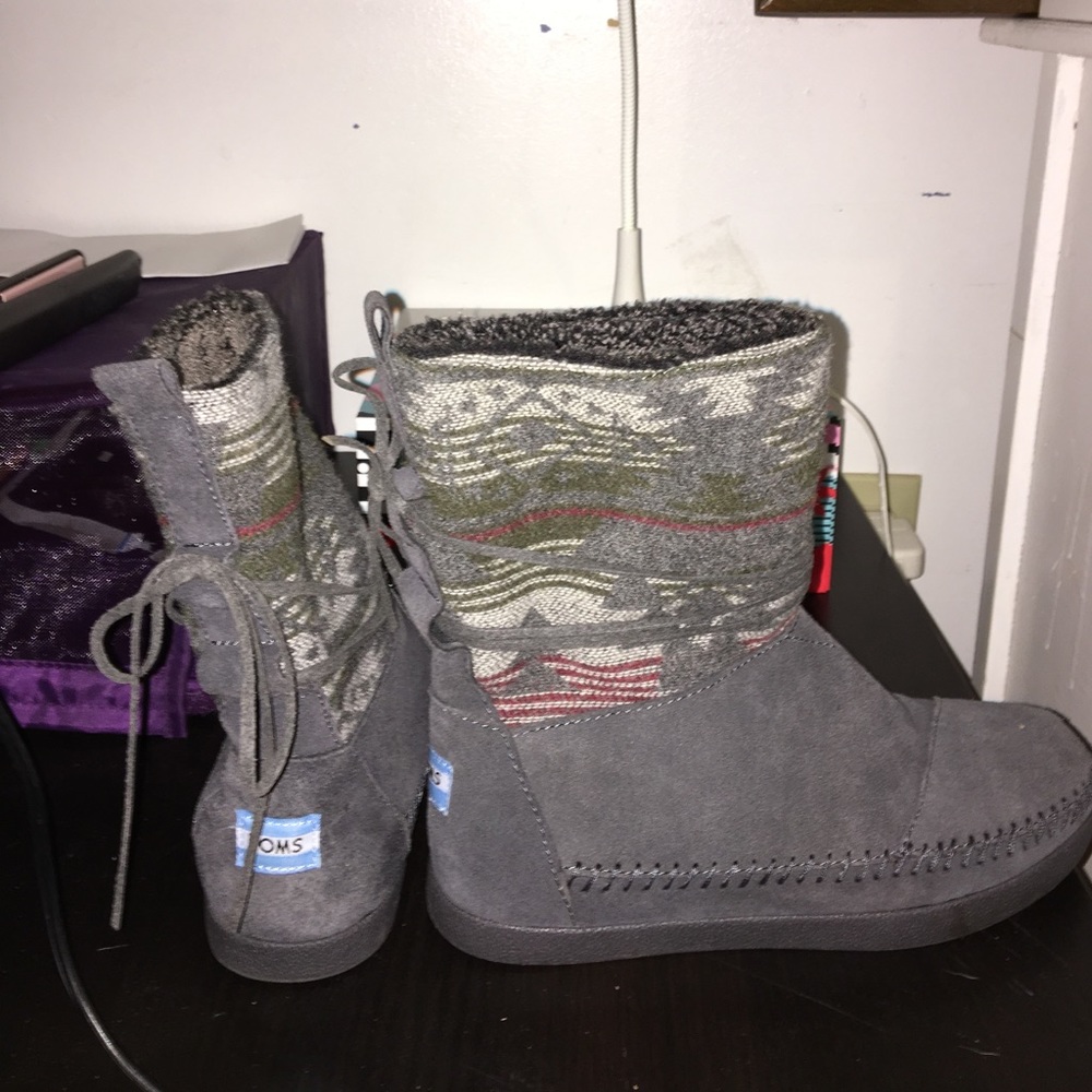 TOMS nepal boots in grey.