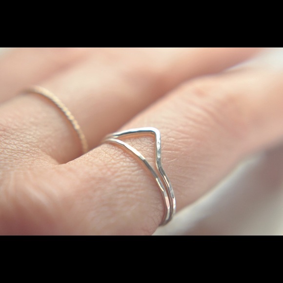 925 Sterling silver Hammered Chevron Ring - Picture 4 of 7