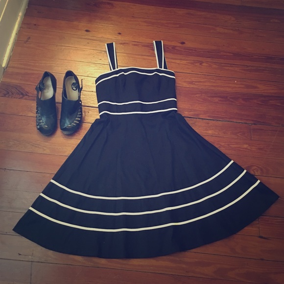 White House Black Market Dresses & Skirts - Sale🎉WHBM black dress white trim full skirt sz 6