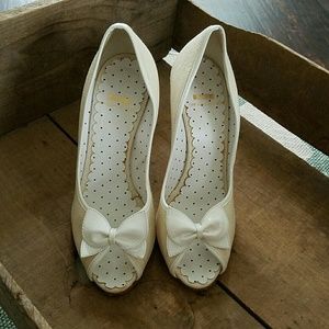 {Moschino C & C}linen heels Size 8.5 {Moschino C & C}linen heels Size 8.5