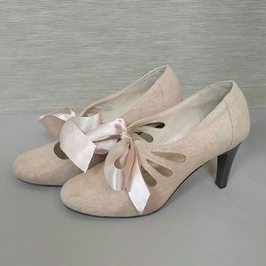 Beige heels with bow