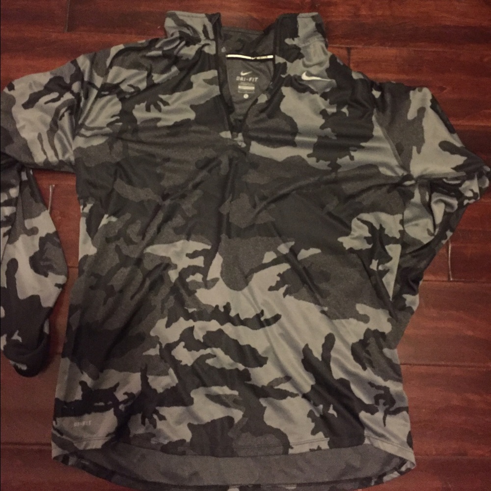 Large Nike Dri Fit Workout Sweater Camo