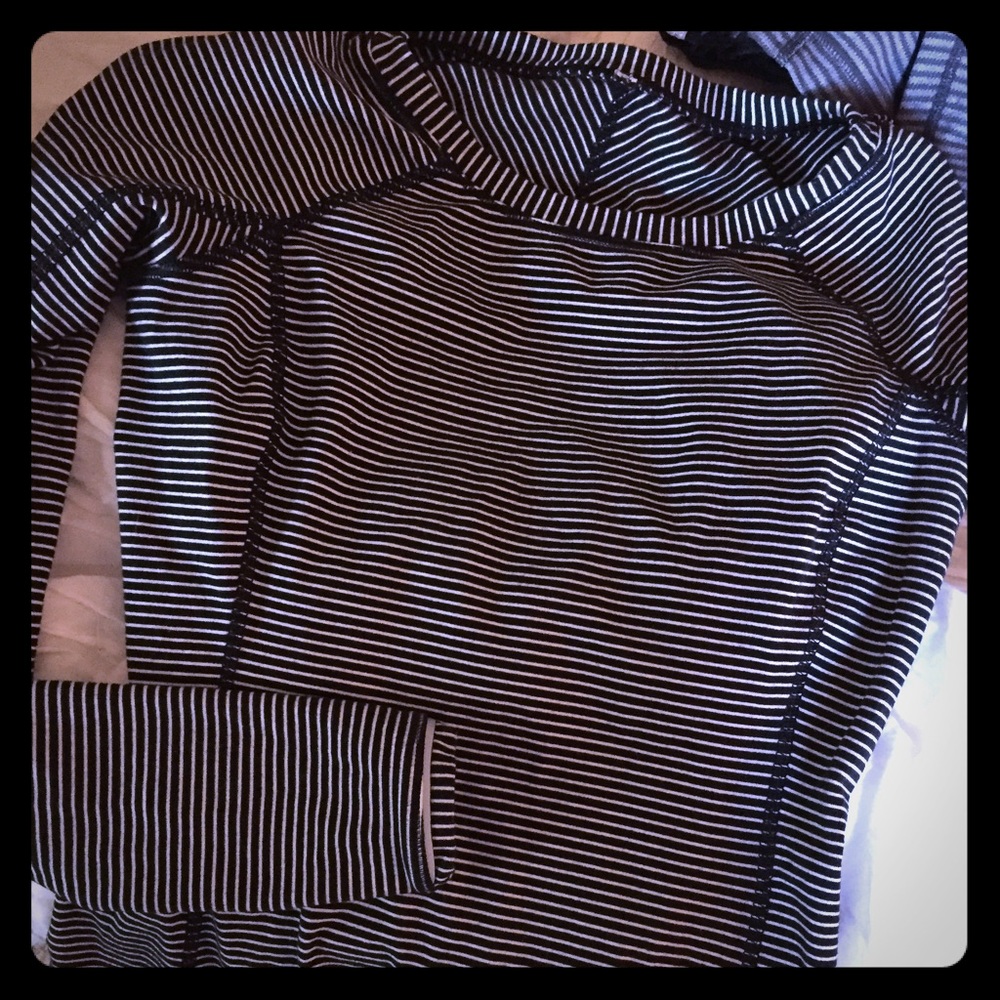 Lululemon black and white long sleeves
